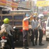Nampak petugas kepolisian sedang mengatur lalin di kawasan pasar Ciputat yang macet parah.